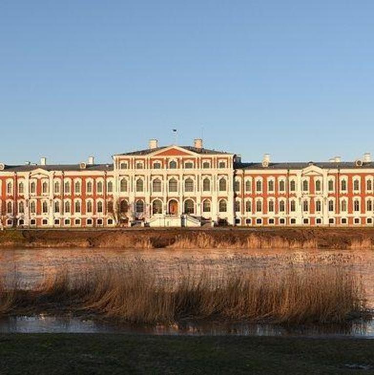https://pixabay.com/de/photos/jelgava-barock-schloss-lettland-7894590/